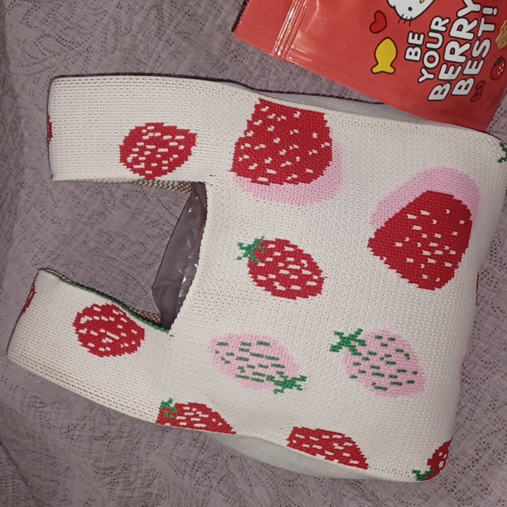 Strawberry knit lunch bag